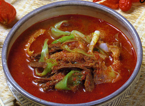 ユッケジャン（牛肉と野菜の辛味スープ）