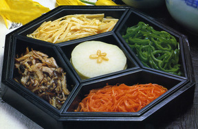 彩り野菜の包み料理