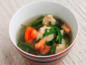 鶏団子とニラとトマトのスープ