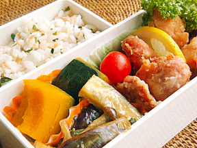 サケわかめご飯と鶏唐揚げ弁当