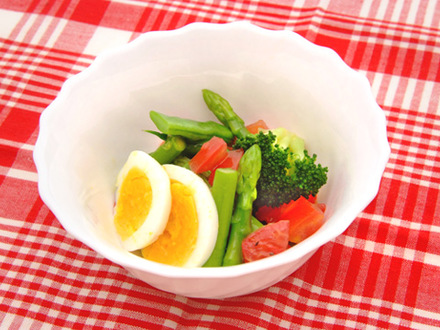 卵と緑の野菜サラダ