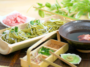 茶そばとダイコンの鉄火つけだれ