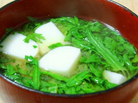 春菊とかまぼこの味噌汁