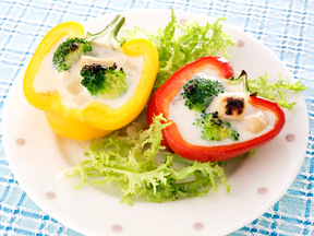 赤と黄色パプリカのカップグラタン