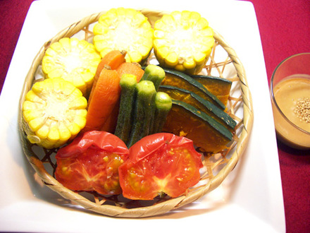 圧力鍋で簡単！蒸し野菜のゴマクリーム添え
