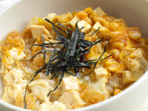 豆腐と天かすの卵とじ丼