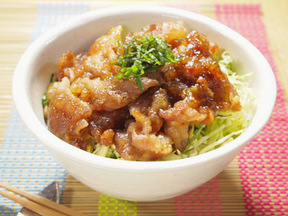 豚バラ肉のカリカリ丼