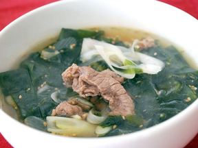 牛肉とわかめの韓国風スープ