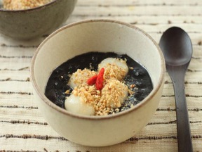 黒ゴマあん添え白玉