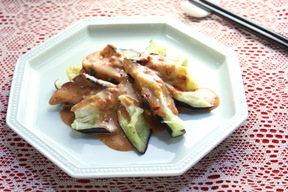 レンジ蒸しナスの怪味風ソースがけ