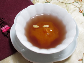 干し柿入りショウガとシナモンの飲み物