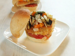 サケとグリル野菜のサンドイッチ