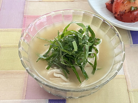 鶏とエゴマの冷製スープ（タッケンニプネンクッ）