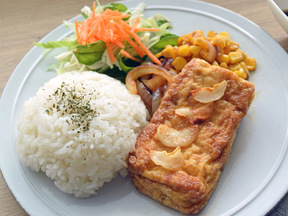 厚揚げのガーリックバターステーキライス